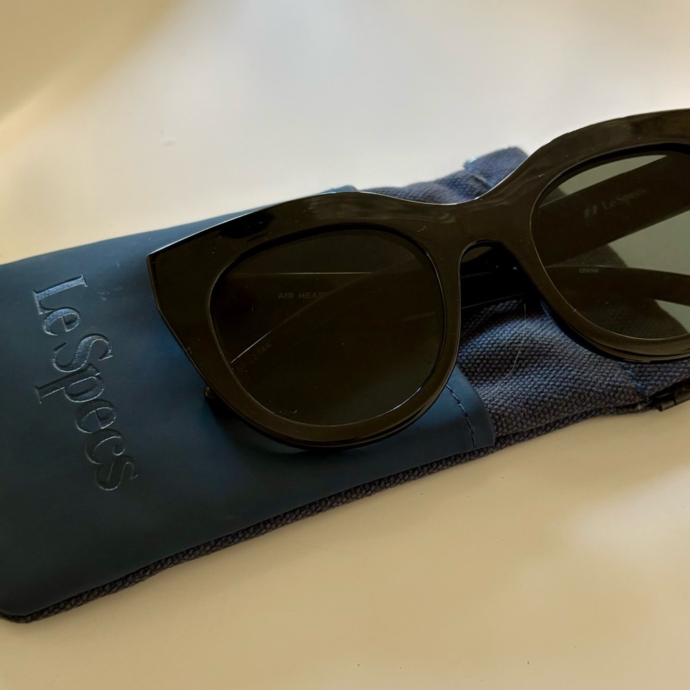 Meghan Markle Favorite LeSpecs Air Heart Black